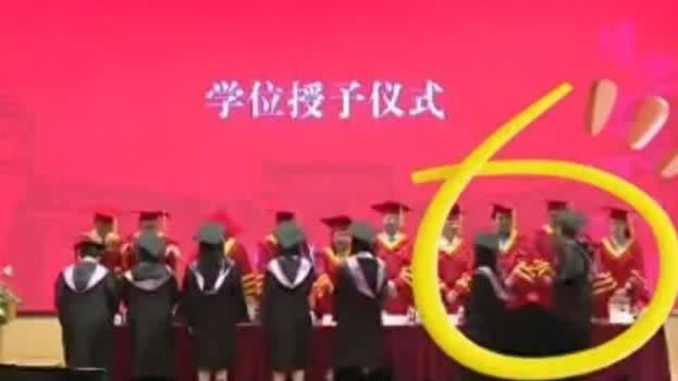 復旦大學夏姓畢業生在畢典爆打老師，傳聞動手男是夏立言的孫子，對此遭到否認。（圖／Ｘ平台）