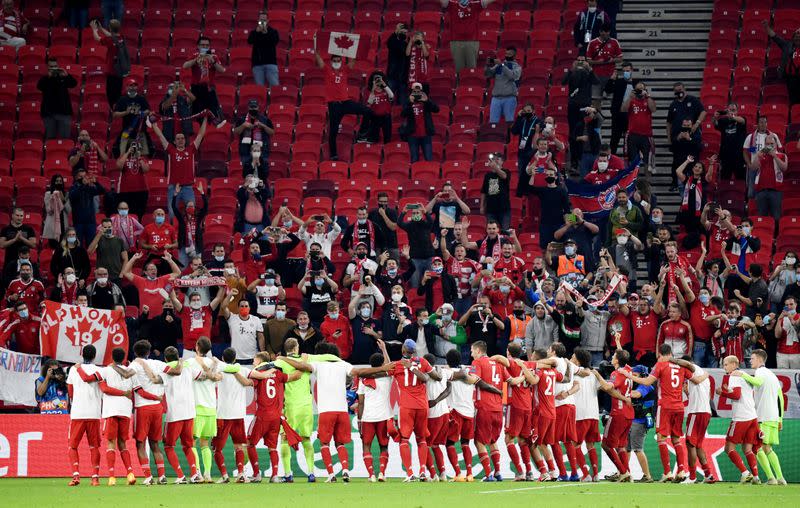 Los jugadores del Bayern Munich celebran con hinchas tras ganar la Supercopa europea luego de vencer al Sevilla de España, en el Puskas Arena, en Budapest, Hungría