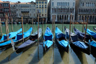 Varias góndolas permanecen amarradas el 18 de marzo en uno de los canales de Venecia (Italia). (Foto: Manuel Silvestri / Reuters).