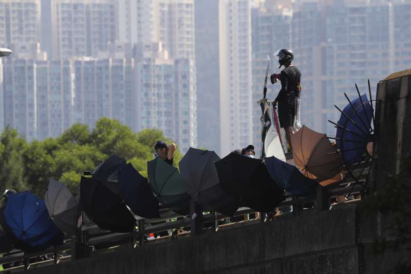香港中文大學學生11月12日與警方爆發衝突，圖為學生站在「二號橋」衝突現場。（AP）
