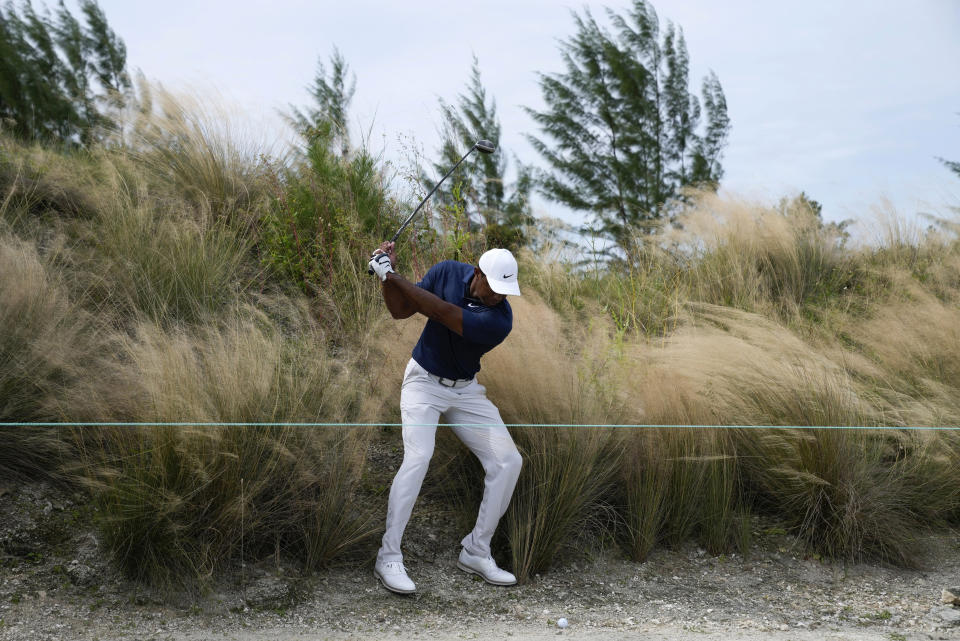 Tiger Woods realiza un golpe desde el rough durante una ronda de práctica para el Hero World Challenge PGA Tour en New Providence, Bahamas, el 29 de noviembre de 2023 (AP Foto/Fernando Llano)