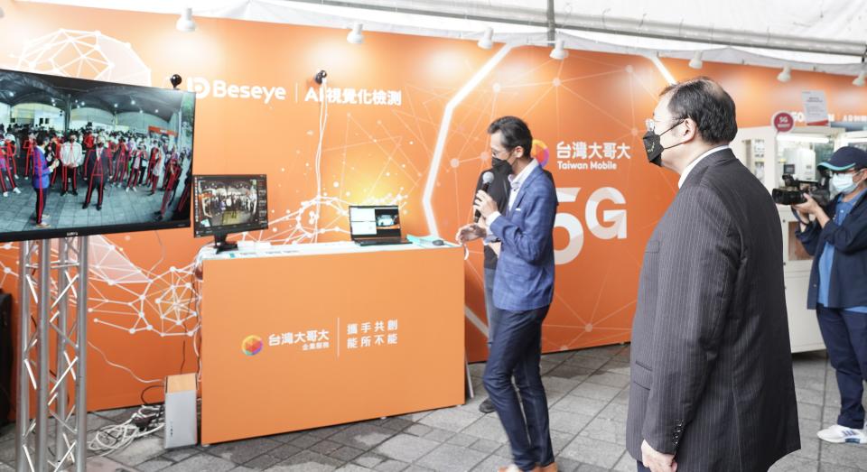 台灣大哥大展示5G智慧製造：AI視覺檢測及AR智慧巡檢。圖／數位部提供