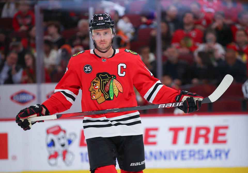 Chicago Blackhawks center Jonathan Toews (19) is a top NHL DFS pick for tonight