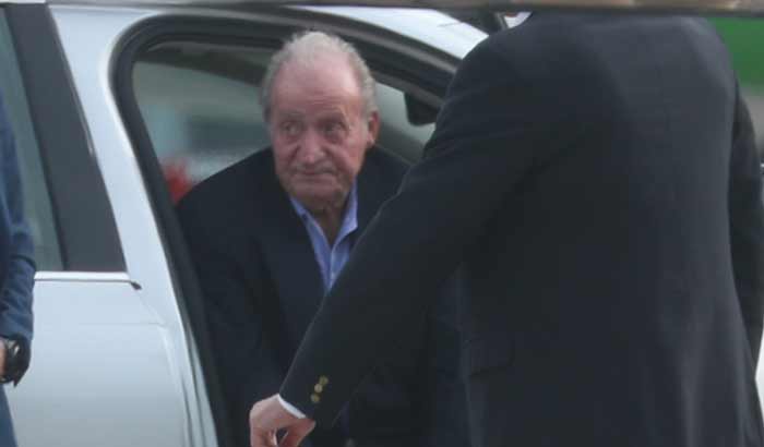 El rey Juan Carlos en el aeropuerto de Vigo