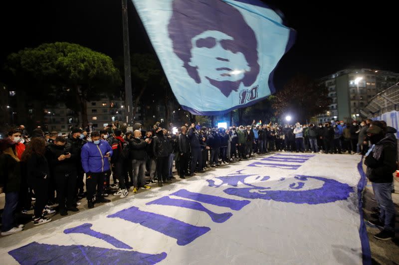 Gente se reúne para llorar la muerte de la leyenda del fútbol argentino Diego Maradona fuera del estadio San Paolo en Nápoles, Italia. 25 de noviembre de 2020.