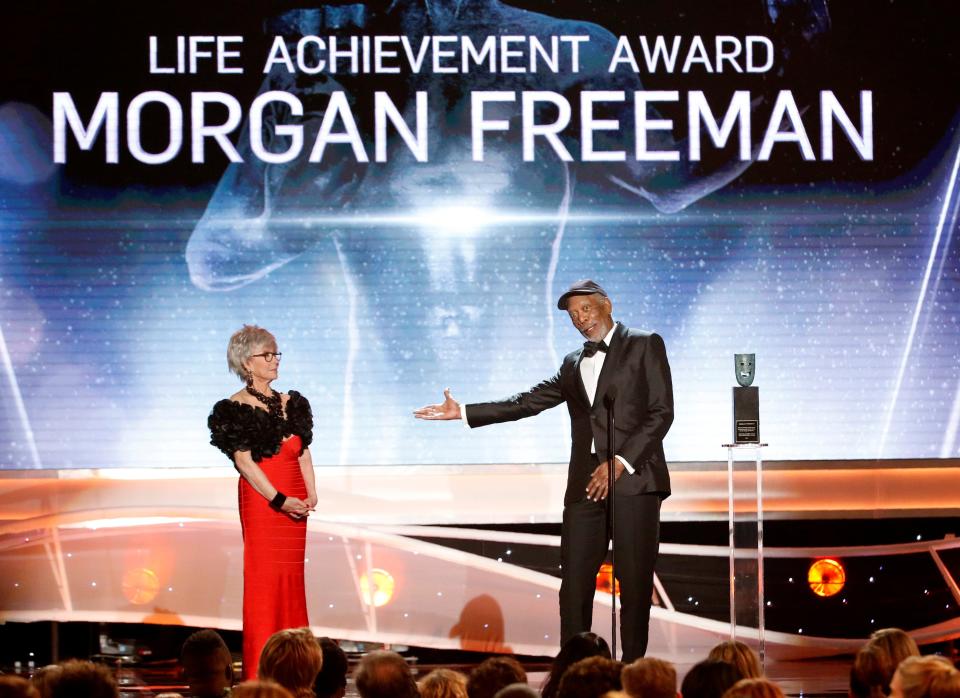 <p>Der US-amerikanische Schauspieler Morgan Freeman hält bei den 24. Screen Actors Guild Awards eine Rede. Freeman wurde mit dem „Life Achievment Award“ ausgezeichnet. Zu Beginn seiner Dankesrede tadelte der 80-Jährige eine Person im Publikum, die laut redete. (Bild: REUTERS/Mario Anzuoni) </p>