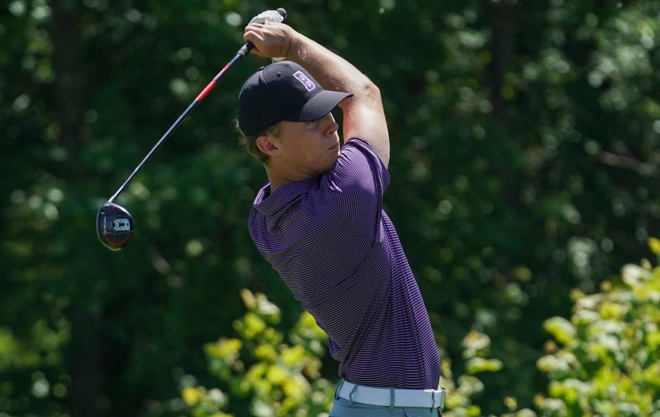 Luke Garrett, de Bloomington South, realiza un golpe de salida durante las finales estatales de golf masculinas de la IHSAA en Prairie View Golf Club en Carmel, Indiana, el miércoles 12 de junio de 2024.