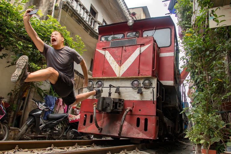 Una autofoto delante del tren que recorre las calles de Hanoi, en Vietnam