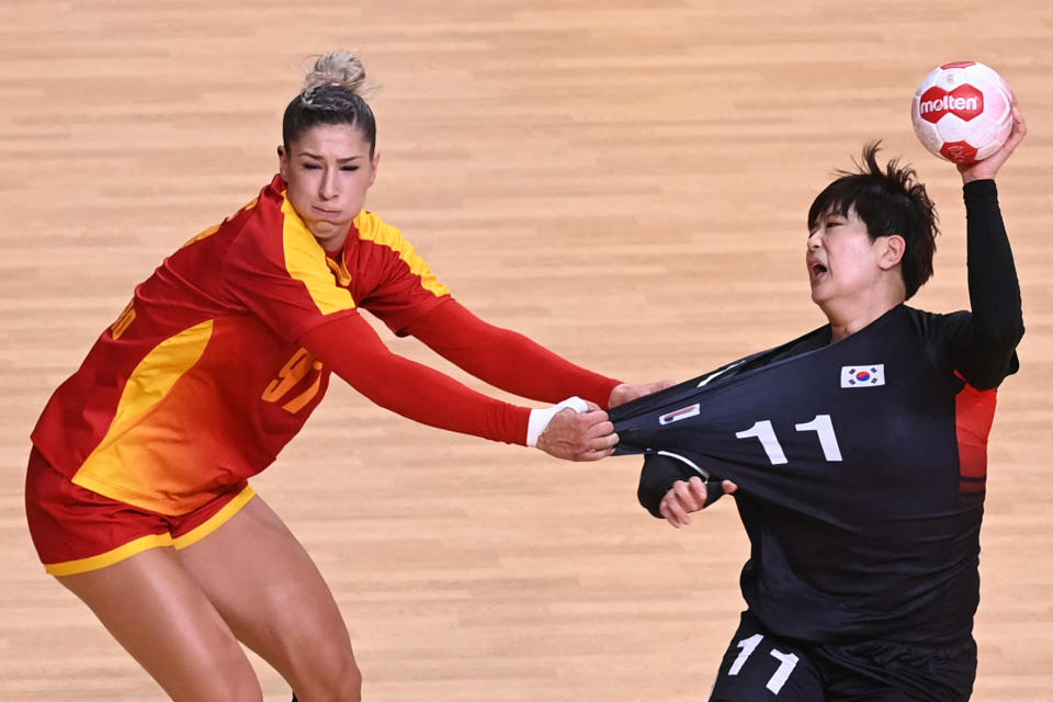 <p>Montenegro's pivot Nikolina Vukcevic (L) challenges South Korea's right back Ryu Eun-hee during the women's preliminary round group A handball match between Montenegro and South Korea of the Tokyo 2020 Olympic Games at the Yoyogi National Stadium in Tokyo on July 31, 2021. (Photo by Daniel LEAL-OLIVAS / AFP)</p> 