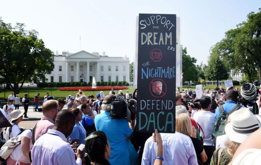 Manifestantes a favor de DACA frente a la Casa Blanca el año pasado. (Olivier Douliery / Abaca Press / TNS)