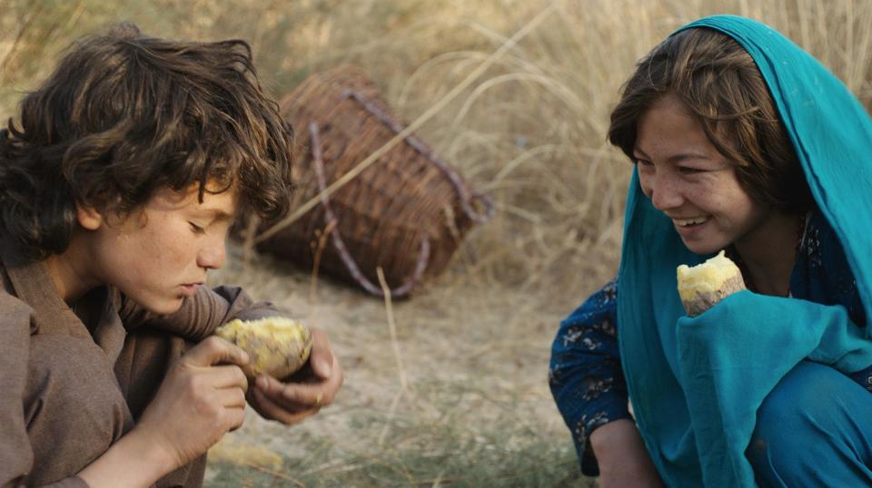 <p>In ihrem ersten Spielfilm “Wolf and Sheep” erzählt die afghanisch-stämmige Filmemacherin Shahrbanoo Sadat von einer ungewöhnlichen Freundschaft. Der elfjährige Qodrat (Qodratolla Qadiri) wird von seinen Freunden immer wieder gehänselt. Die gleichaltrige Sediqa (Sediqa Rasuli) ist ebenfalls eine Außenseiterin. Angeblich ist das Mädchen verflucht. Beim Hüten der Schafe laufen sich die beiden über den Weg. Sie werden Freunde – was jedoch in der Welt, in der sie leben, streng verboten ist. Das Drama wurde 2016 bei den Filmfestspielen von Cannes mit dem C.I.C.A.E. Award ausgezeichnet. (Bild: Kairos-Filmverleih) </p>