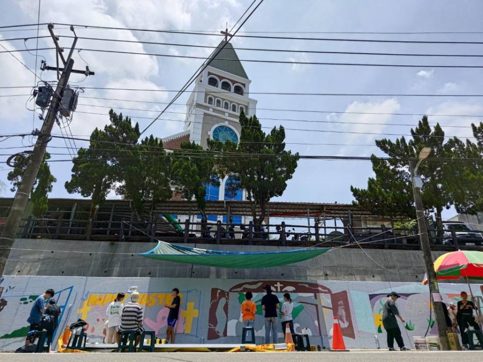南台師生彩繪左鎮教會圍牆，傳達地方信仰文化。（記者張淑娟攝）
