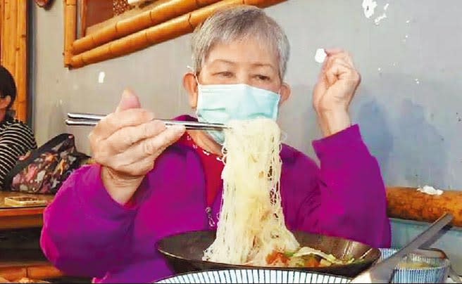 藝人Ella陳嘉樺推薦長治麵店美食，吸引不少饕客前來一嘗美味。（林和生攝）