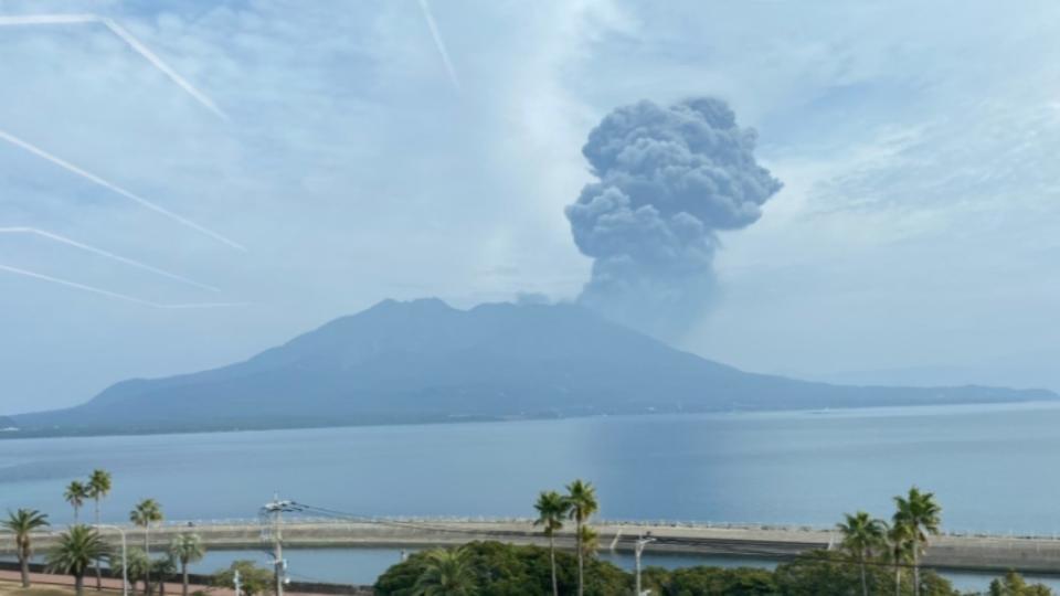 日本櫻島爆發煙柱竄升。（圖／翻攝自@tsuyopone推特）