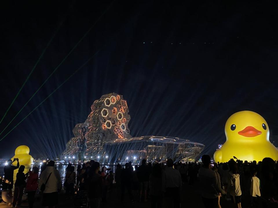 夜間燈光秀搭配黃色小鴨，萌度爆表。（圖：溫蘭魁攝）