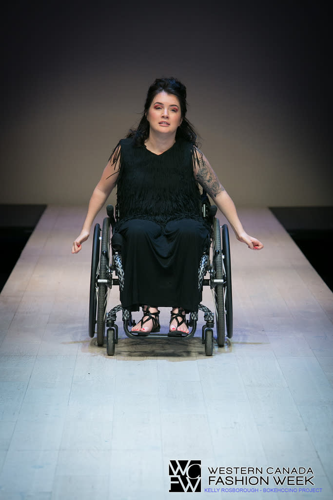 Des mannequins âgés et handicapés ont défilé sur le podium de la WCFW