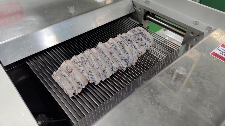 魚肉在廠內迅速完成整理包裝，肉質鮮活。（安永生技提供）