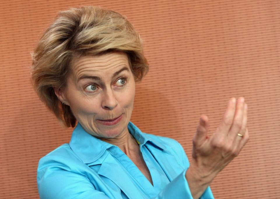 <p>Ursula von der Leyen am 17. Juli 2013 im Kanzleramt vor einer Kabinettssitzung. (Bild: Getty Images/Adam Berry) </p>