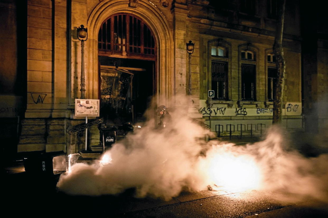 Comme ici, à Lyon, de nombreuses mairies ont été attaquées depuis le début des révoltes, mardi 27 juin.  - Credit:JEFF PACHOUD / AFP