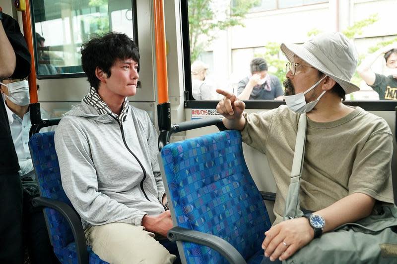 山下敦弘導演（右）與岡田將生睽違16年再次合作，溝通上更有默契。（甲上娛樂提供）