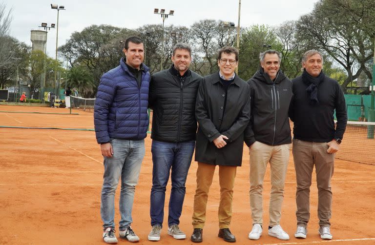 Santiago Pattyn, Jefe de Gabinete de la Secretaría de Deportes de la Ciudad; Agustín Calleri, presidente de la AAT; José Luis Giusti, ministro de Desarrollo Económico y Producción de CABA; Mariano Zabaleta, vicepresidente de la AAT, y el secretario de Deportes porteño, Carlos Retegui, durante la recorrida por el Parque Belgrano