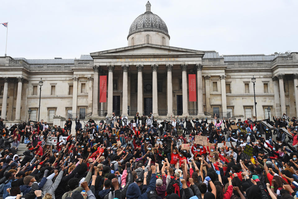 Demonstranten nehmen am Trafalgar Square an einem "Black Lives Matter"-Protest zum Gedenken an George Floyd teil. Foto: Victoria Jones / PA Wire / dpa