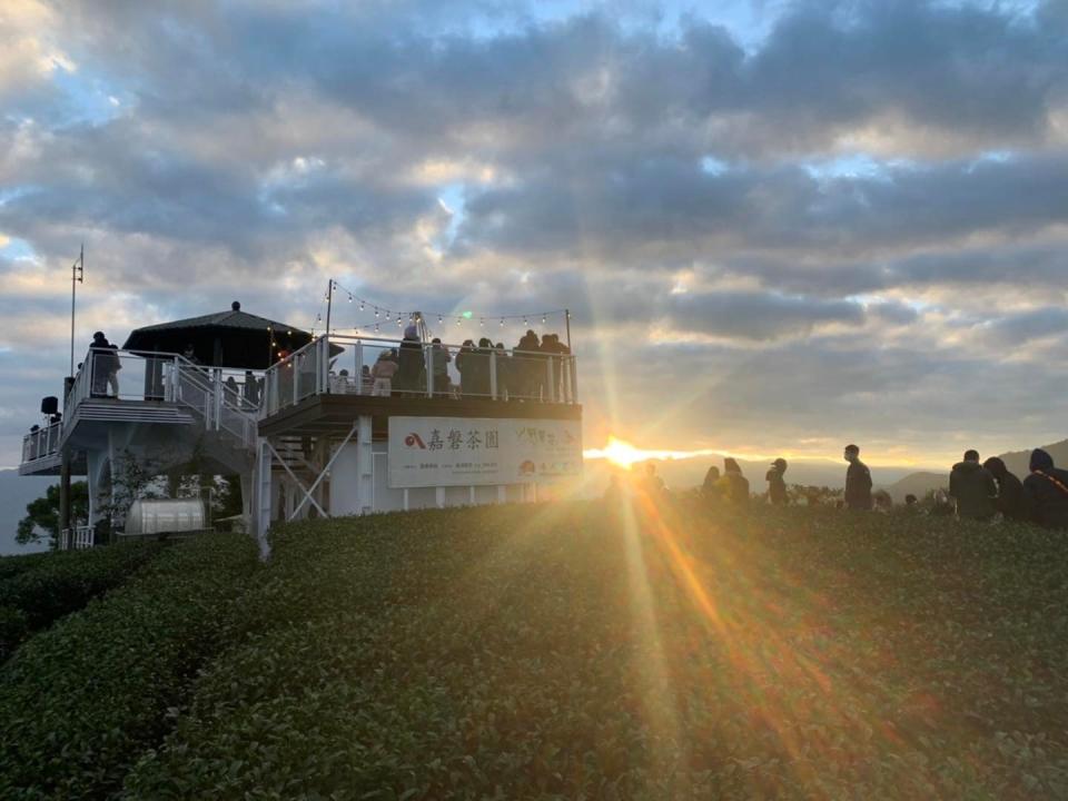 阿里山日出印象音樂會以玉山及日出雲海為背景，並欣賞原住民天籟及悠揚的管絃，是熱門的元旦活動。   圖：交通部／提供