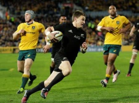 Australia Rugby Union - Bledisloe Cup - Australia's Wallabies v New Zealand All Blacks - Olympic Stadium, Sydney, Australia - 20/8/16 New Zealand's fly half Beauden Barrett (C) runs to score a try as Australian defence watches on. REUTERS/Jason Reed