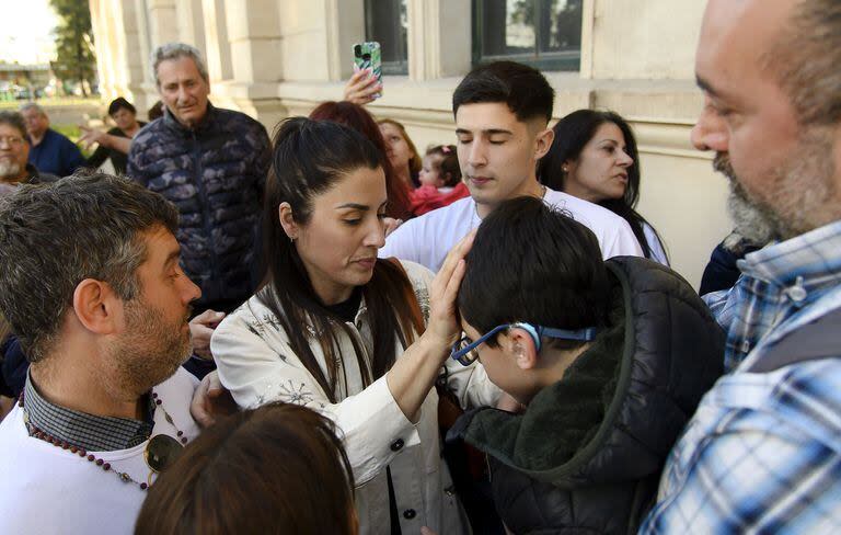 Todos los martes, miles de personas de todo el país llegan a Rosario para ver a la sanadora católica Leda Bergonzi