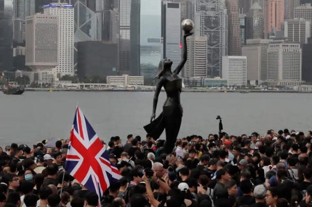 Thousands flee Hong Kong for UK fearing China crackdown