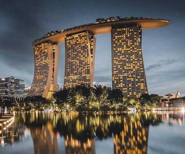 <p>Le <em>Marina Bay Sands</em>, situé à Singapour, est en tête du classement des hôtels les instagrammés dans le monde en 2017. Occupant trois gratte-ciel, cet hôtel haut de gamme est le plus large du monde.<br> Crédit photo : Instagram @speechlesstravel </p>