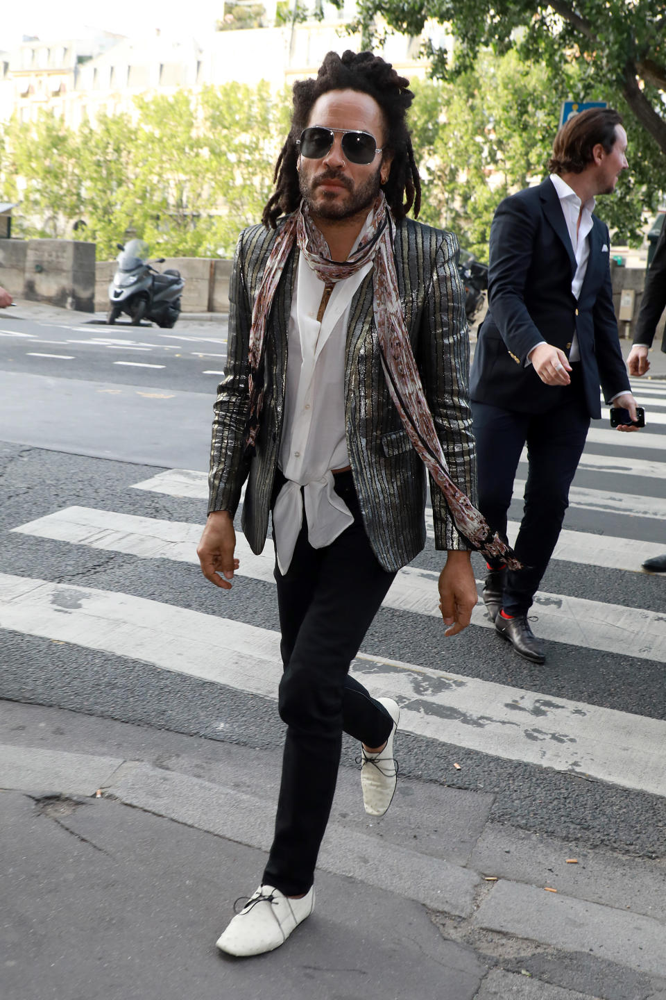 Papa Lenny Kravitz absolvierte einen gewohnt coolen Auftritt mit einer Mischung aus Glamour und Rock. Der berühmte Schal durfte auch beim Pre-Wedding-Dinner seiner Tochter Zoe nicht fehlen. (Bild: Getty Images)