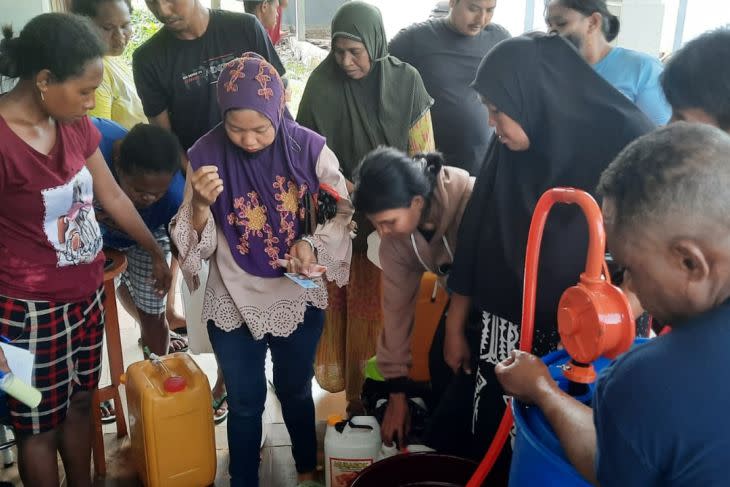 Warga berjubel ingin mendapatkan minyak goreng curah bersubsidi seharga Rp14.000 per liter di Wasior, ibu kota Kabupaten Teluk Wondama. (ANTARA/HO-Zack Tonu B)