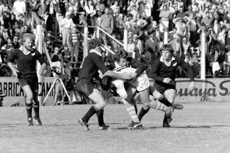 Imagen del triunfo de los All Blacks sobre los Pumas (26-6) el 6 de noviembre de 1976, en la cancha de Ferro; en esa gira jugaron en Mendoza frente a un combinado de la región