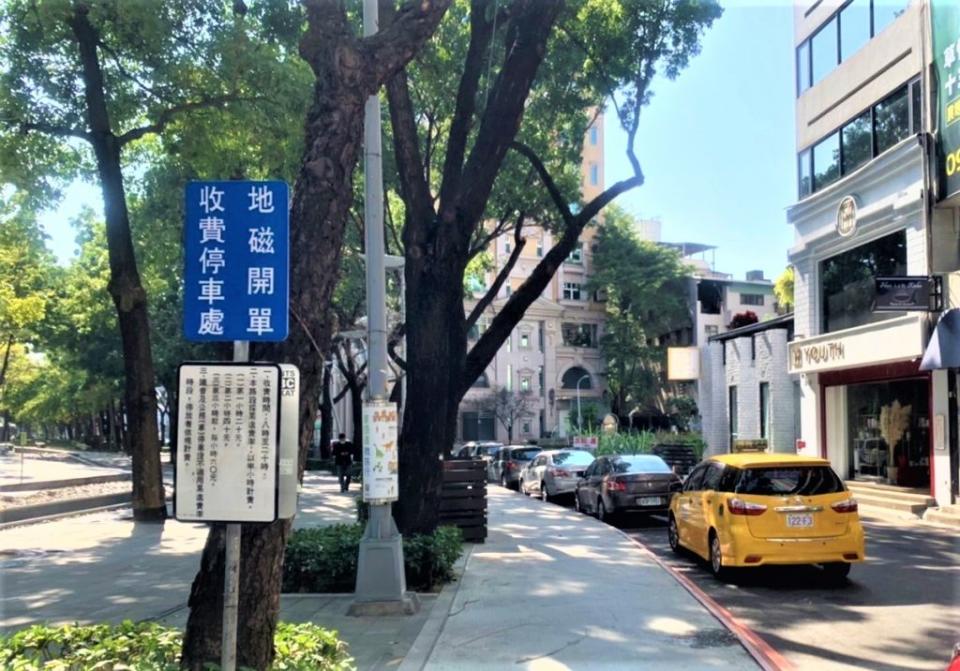 台中市停車格位出現黑色圓圈是交通局建置的地磁，提供路邊停車格位即時資訊，停車變聰明。(記者徐義雄攝)