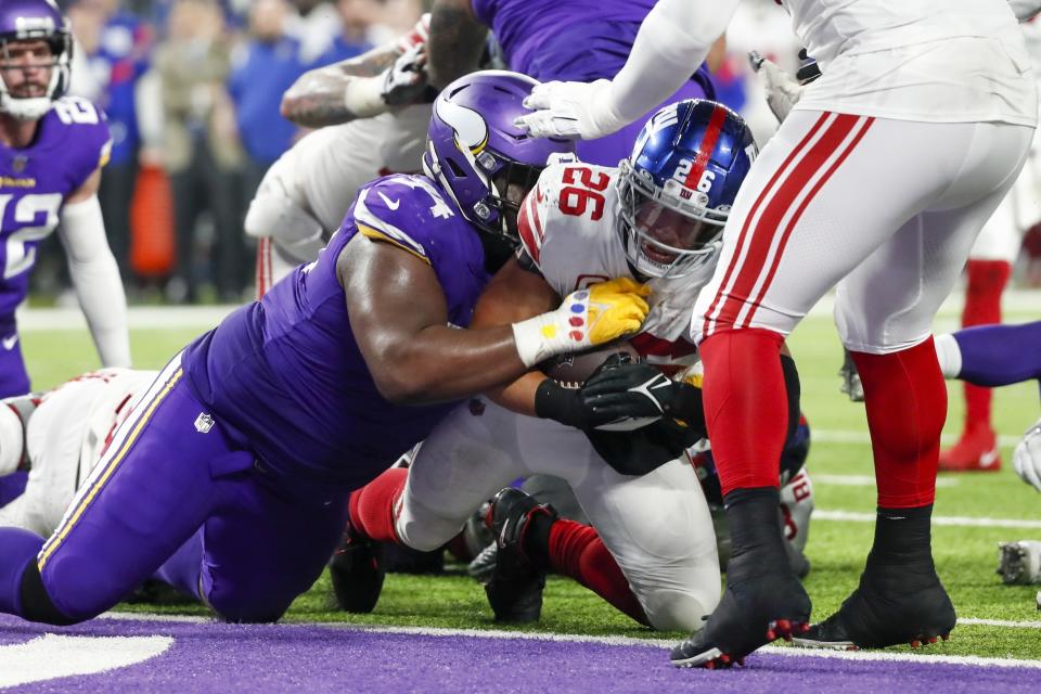 Saquon Barkley de los Giants de Nueva York anota durante la segunda mitad del partido de playoffs contra los Vikings de Minnesota, el domingo 15 de enero de 2023, en Minneapolis. (AP Foto/Bruce Kluckhohn)