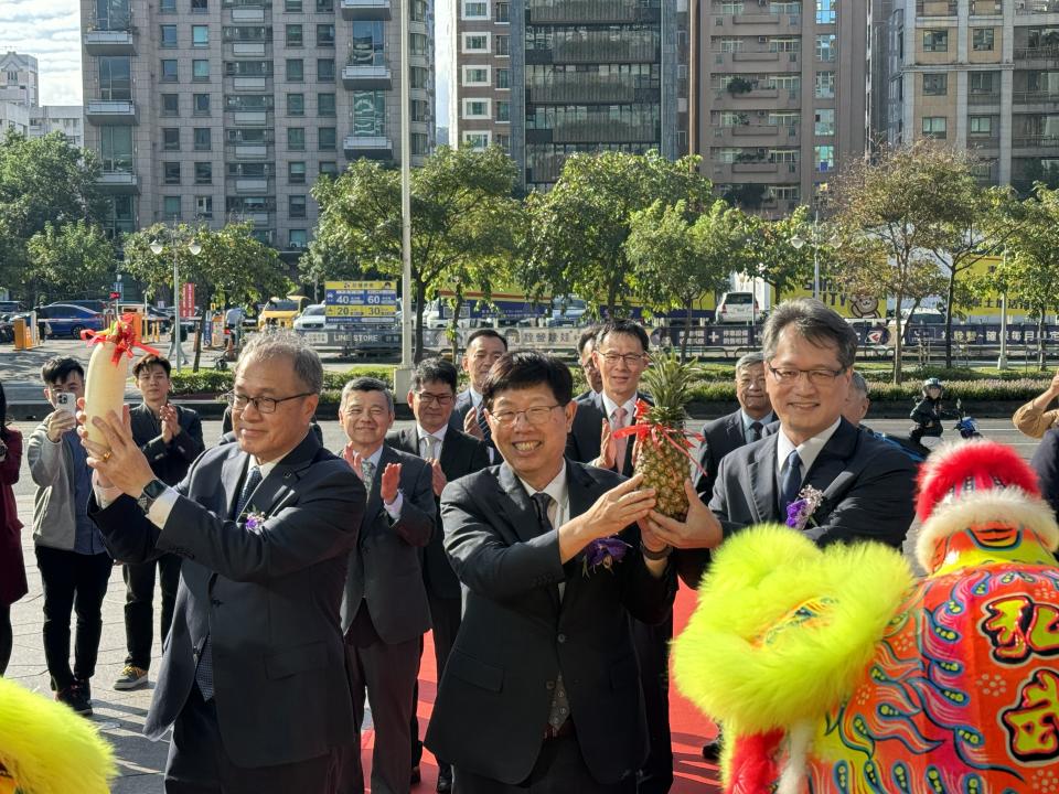 鴻華先進今日掛牌上市。（圖／記者侯冠州攝）