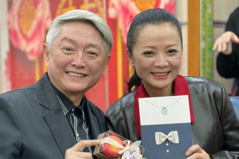 ▲高欣欣（右）、李國超今（12）日完成結婚登記。（圖 / 民視提供）