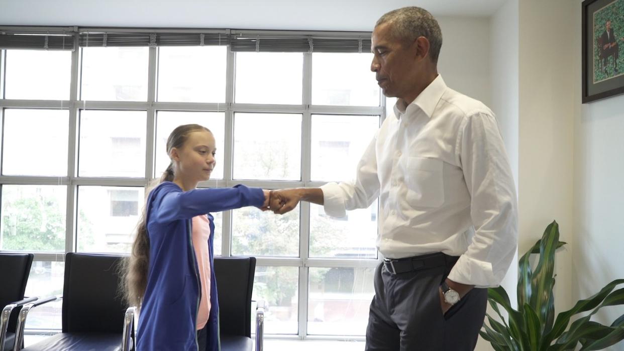 Greta Thunberg wird von Barack Obama per «Fist Bump» verabschiedet. Foto: The Obama Foundation