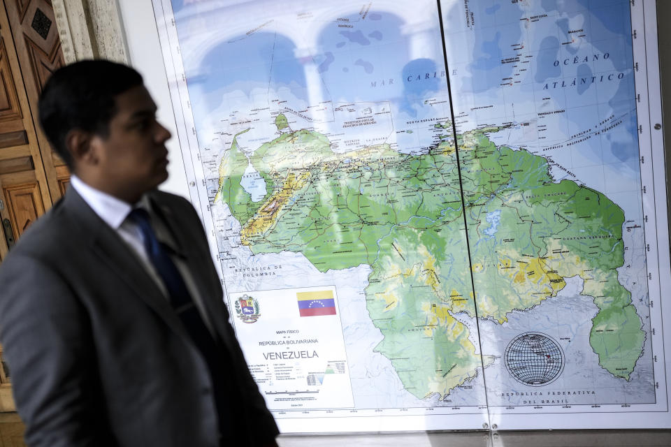 El nuevo mapa de Venezuela que incluye el territorio de Esequibo como propio es expuesto en el Ministerio de Asuntos Exteriores en Caracas, Venezuela, el lunes 11 de diciembre de 2023. . (AP Foto/Matias Delacroix)