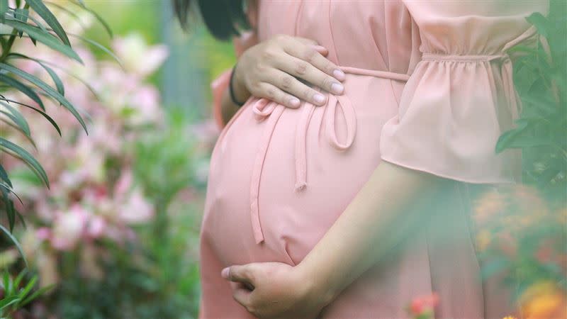 女子到超市買花悼念3個月前流產的孩子，遇到一名靈媒預言「你懷孕了」，驗孕結果讓她傻眼。（示意圖／Pixabay)