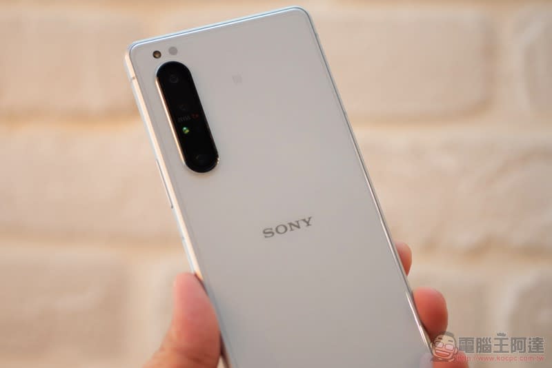 Xperia 1 II 的日系美型 當然要靠膜斯密碼專屬 imos 康寧玻璃保護貼 / 軍規防震殼 / 藍寶石鏡頭貼 防護起來！