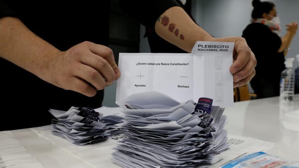 Primer plano de un voto a favor del Apruebo en el Plebiscito Nacional de Chile