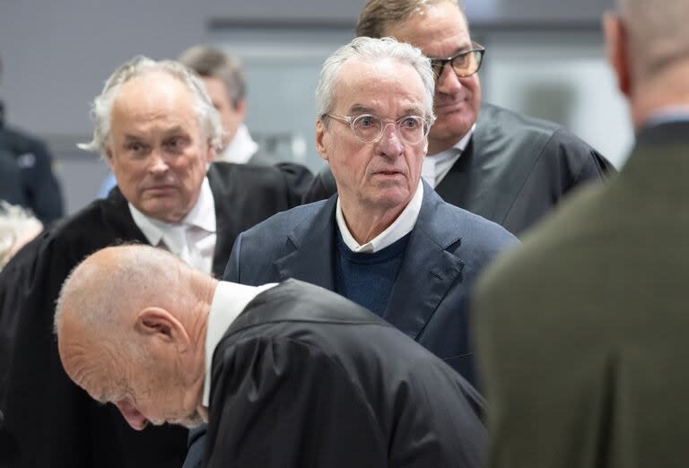 El príncipe Heinrich XIII de Reuss se encuentra entre sus abogados en la sala de vistas del segundo y más destacado juicio relacionado con una trama golpista de extrema derecha en Alemania