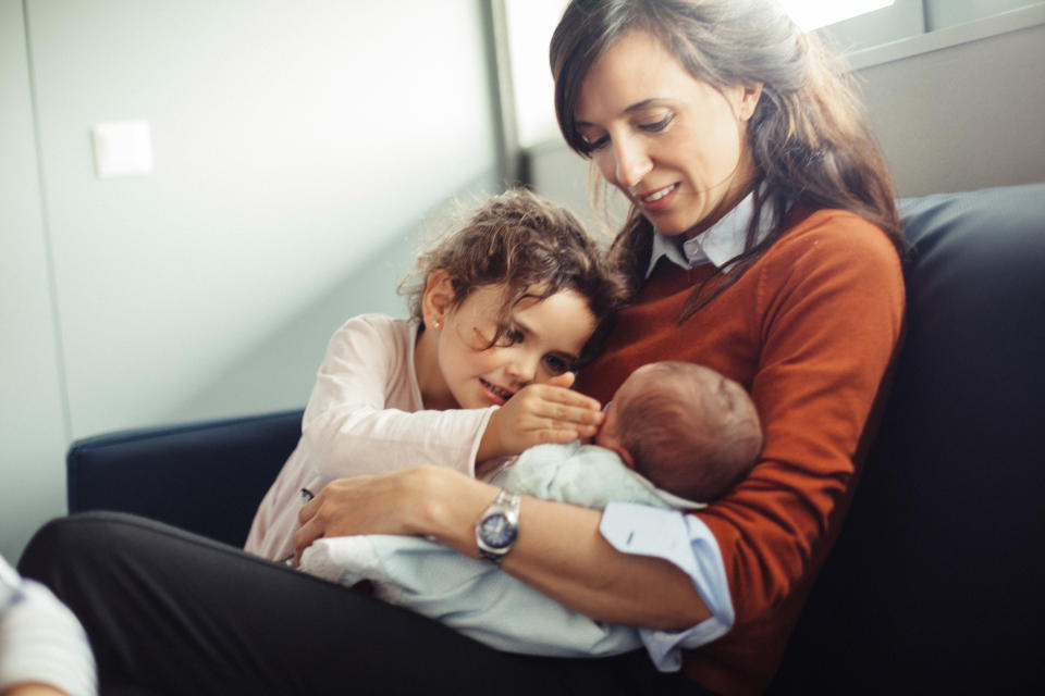 Un acompañamiento paciente y amoroso serán los factores de protección para que la crisis de la llegada de un segundo hijo no resulte traumática/Getty Images.