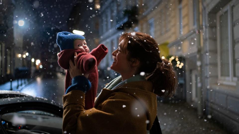 Anrührendes, aber auch an die Nieren gehendes ZDF-Drama "Plötzlich so still": Eva (Friederike Becht) freut sich mit ihrer neugeborenen Tochter Sarah über den ersten Schnee. (Bild: ZDF / Georges Pauly)