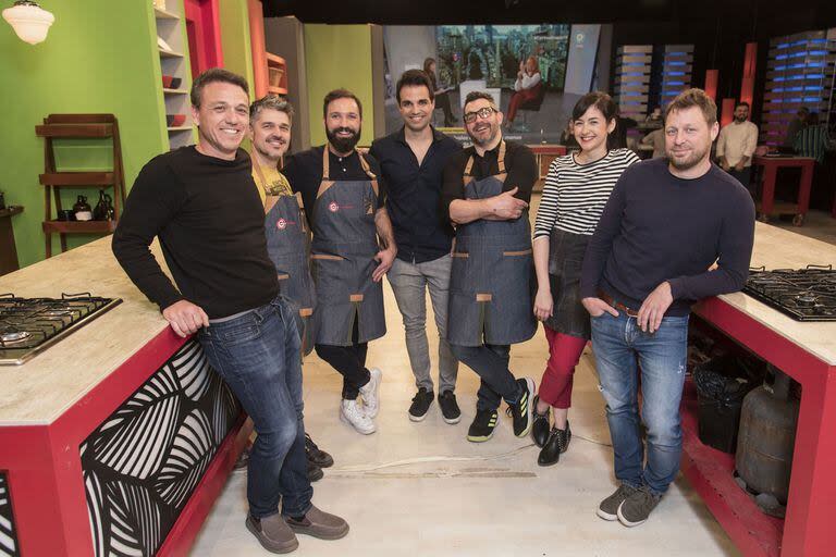 Lucas Rainelli, Juani Ferrara, Luciano García, Diego Sívori, Juan Braceli, Ximena Sáenz y Agustín Sacanell, los creadores de Cocineros Argentinos, la perla de la TV Pública