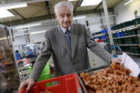 <p>Le président de la société familiale Opinel, Maurice Opinel, artisan de la modernisation de l'entreprise, est décédé mercredi 17 août à l'âge de 88 ans. Petit-fils du fondateur, Maurice Opinel présidait le <br>C'est sous sa direction qu'Opinel a construit sa nouvelle usine de Chambéry (Savoie). Il a aussi été très actif pour protéger sa marque par des dépôts de brevets et pour lutter contre la contre-façon. <br>Les marques “Opinel” et “La Main Couronnée” avaient été déposées dès 1909 par la société. Celle-ci a depuis élargi sa palette au delà des seuls couteaux de poche pour proposer outils de plein air et couteaux de cuisine. <br>Opinel produit chaque année quelque 4,5 millions de couteaux. 126 ans après sa fondation, son capital est encore entièrement détenu par la famille. </p>