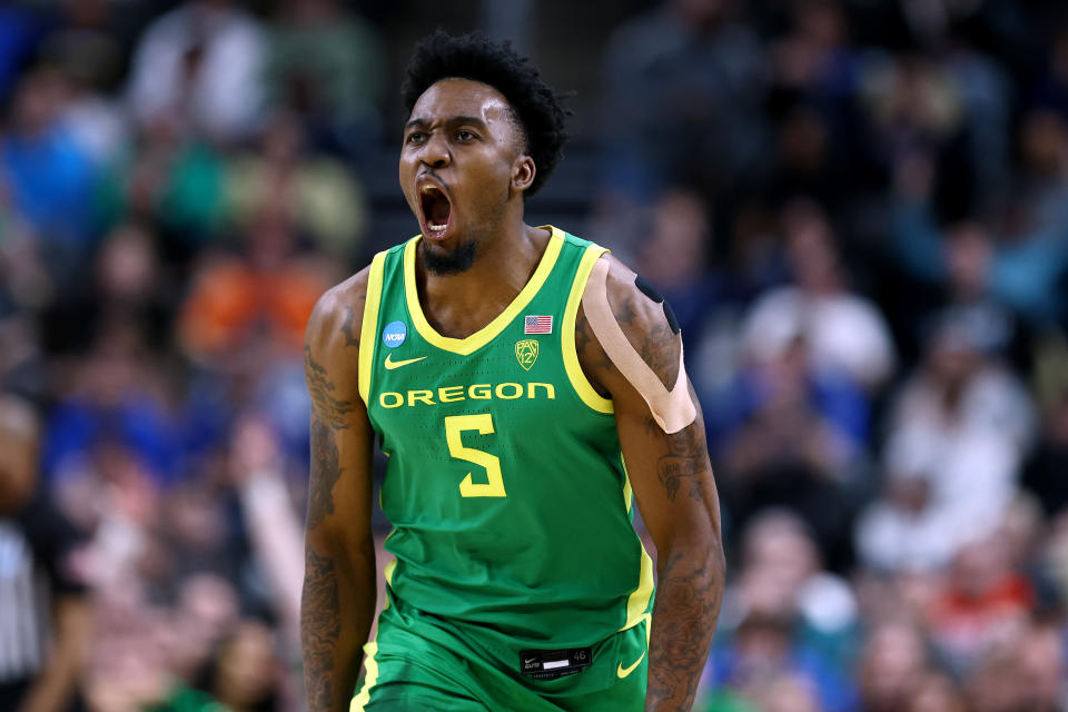 Jermaine Quesnard marcou 40 pontos, o melhor da carreira, para liderar o Oregon na vitória sobre a Carolina do Sul.  (Tim Nwachukwu/Getty Images)