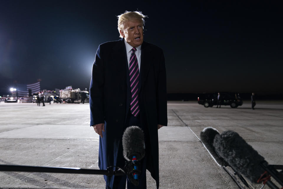 El presidente Donald Trump habla con reporteros sobre el deceso de la ministra de la Corte Suprema Ruth Bader Gingsburg, después de presidir una reunión proselitista, el viernes 18 de septiembre de 2020, en Bemidji, Minnesota. (AP Foto/Evan Vucci)